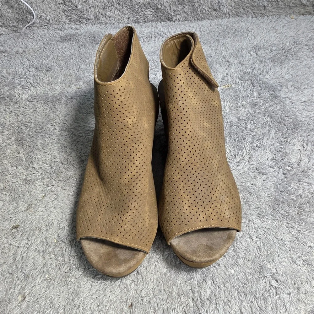 Pierre Dumas Perforated Platform Wedge Sandals Tan Suede Peep‎ Toe Womens 10